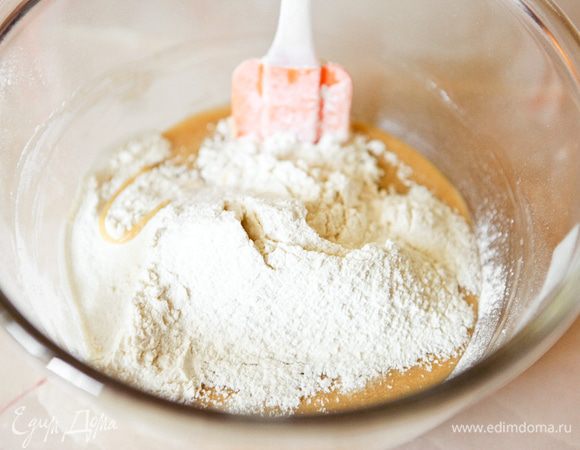 Всыпать муку и разрыхлитель.