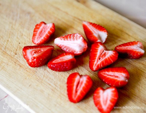 Клубнику вымыть.
Порезать на кусочки.
