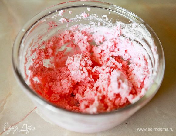 В сливки добавить клубничный сироп и взбить.