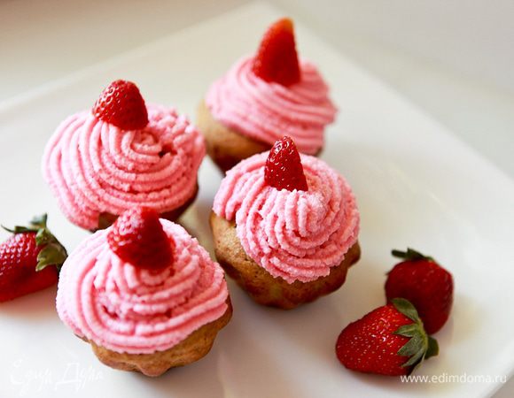 Украсить взбитыми сливками и клубникой.
Приятного аппетита.