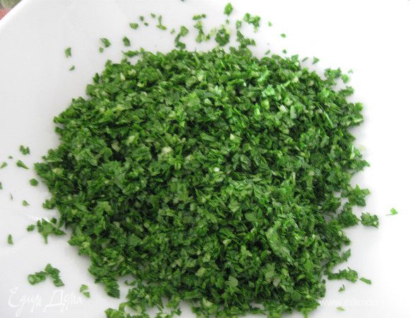 Зелень с чeсноком измельчить в комбайне