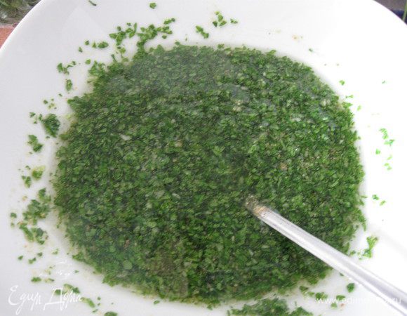 добавить смесь прованских трав, соль и масло( я брала растительное).