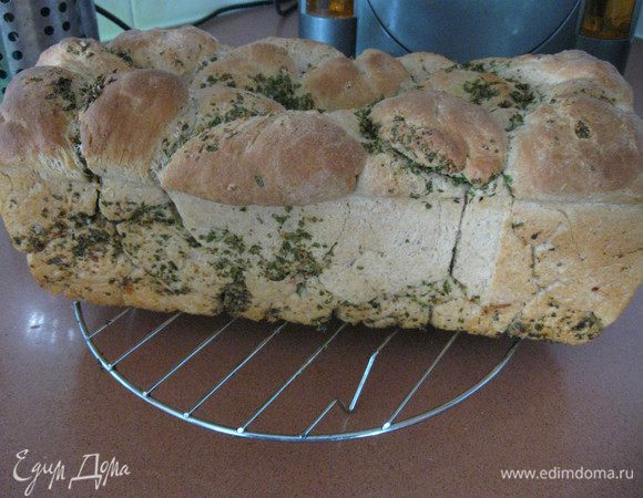 Затем выложить опять шарики и так до конца.Накрыть форму.Изделие должно увеличиться в объеме в 2 раза.
Выпекать, в предварительно разогретой до 175 С духовке, 40 минут до золотистого цвета.
