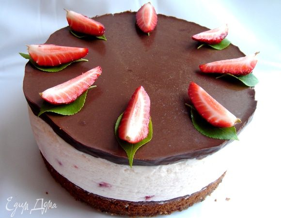 Для шоколадного крема растопить на водяной бане шоколад с сахаром.Желатин замочить в воде,а затем набухший желатин нагреть до растворения.Смешать шоколад с йогуртом,добавить желатин и вылить шоколадный крем на клубничный.Выдержать торт в холодильнике 3 часа.Украсить торт ягодами клубники и листиками мяты.Приятного аппетита!