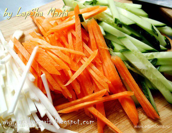 Тонкой соломкой нарезаем огурец, морковь и корень сельдерея.