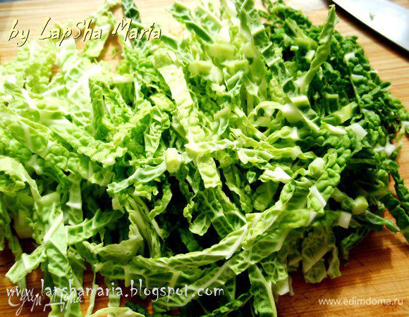 Каждый листик савойской капусты нарезаем на 3-4 полоски вдоль и тоже шинкуем соломкой.