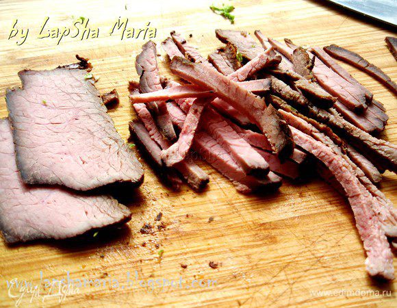 Говядину тоже нарезаем на тонкие полосочки.