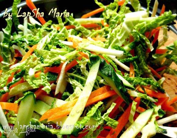 В миске смешиваем все овощи.