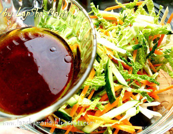 В отдельной мисочке смешаем соевый соус, лимонный сок и оливковое масло. Взобьем вилочкой или венчиком до однородности. Вливаем в овощи и перемешиваем.