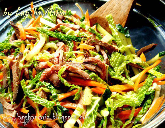 Добавляем в салат и хорошенько перемешиваем.