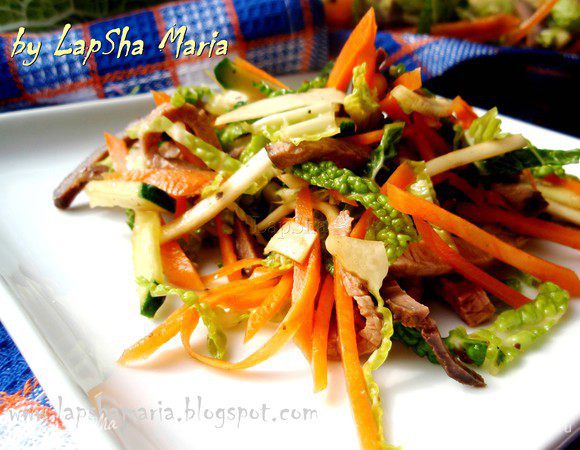 Салату желательно дать настояться минут 15. Очень свежо, хрустко и вкусно! Приятного аппетита!