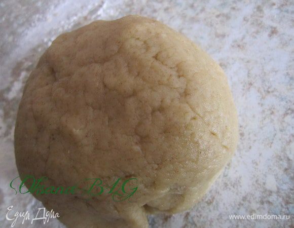 Тесто. Смешать пшеничную и ржаную муку. Масло натереть на терке, перетереть с мукой в крошку, добавить яйца, замесить тесто.