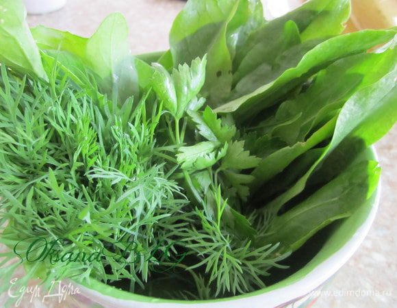 Для начинки подготовить зелень. можно брать любую на свой вкус. В моем варианте укроп, руккола, щавель, петрушка, лук, все то что выросло у нас в теплице.)