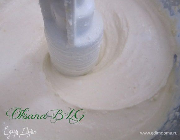 Творог, сливки, яйца взбить в блендере.