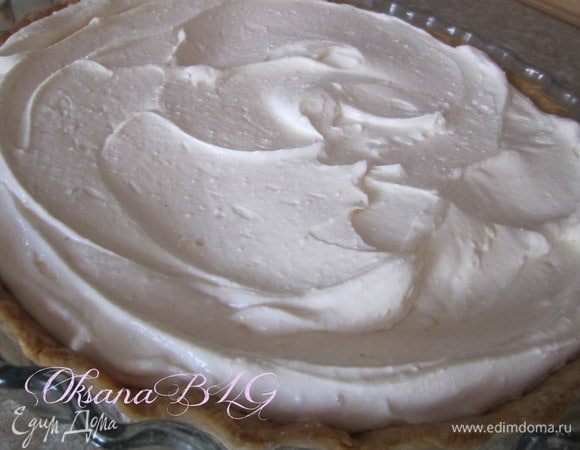 Творожную массу выложить на тесто.