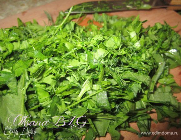 Зелень порезать.