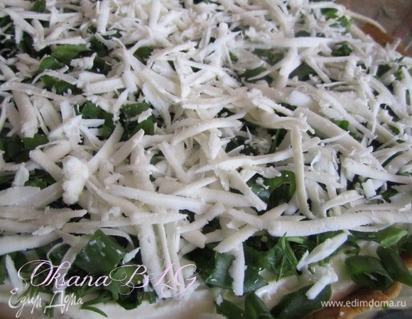 Сверху потереть брынзу или любой солененький сыр.