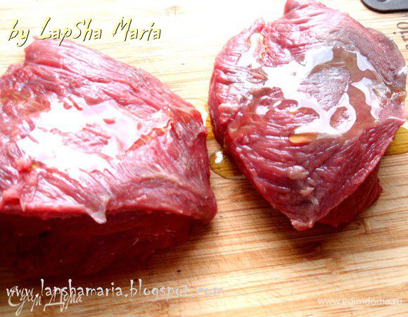 Говядину хорошо помоем, обсушим бумажными полотенцами и смажем оливковым маслом с двух сторон.