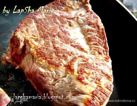 Обжарим на раскаленной сковороде с обеих сторон до золотистой корочки