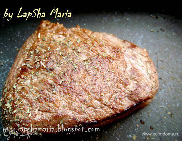 Переложим в форму для запекания, хорошо посолим, поперчим и приправим травами. Ставим в духовку при температуре 180-190С примерно на 30-45 минут. Время приготовления зависит от того какой степени прожарки мясо вы предпочитаете. С кровью - 30 минут. Прожаренное - 45. Также много зависит от толщины вашего кусочка. Поэтому проверяете мясо надрезав или проткнув, если сок красный - с кровью, розовый - слабой прожарки, прозрачный - прожаренный. Так же можно определять готовность мяса, нажав на него подушечкой пальца. Если мягкость мяса на ощупь как губа - с кровью (RARE), если как кончик носа - слабой прожарки (MEDIUM RARE), если как лоб - прожарено(WELL DONE).  