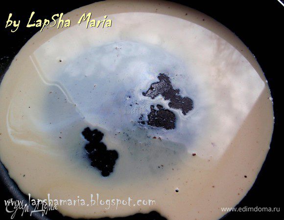 А пока мясо запекается приготовим соус для лапши. В сковородку, в которой обжаривалось мясо, добавим часть сливок и уварим помешивая на половину. 