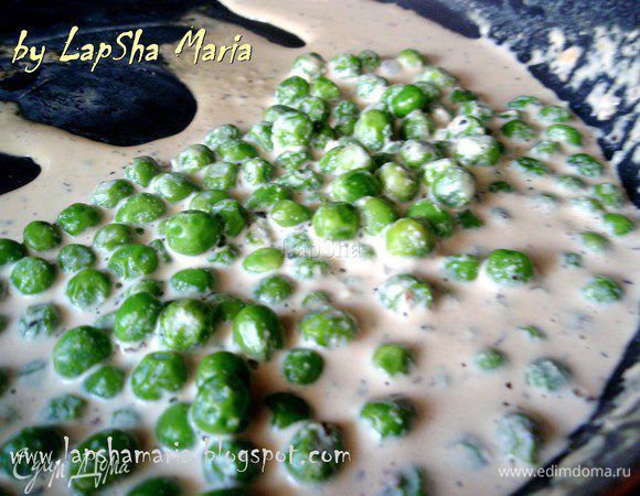 Затем добавим горошек, остальные сливки. Приправим солью, перцем и травами. И на среднем огне увариваем минут 5, периодически помешивая, чтобы сливки не сворачивались. В итоге соус должен быть слегка густоват.