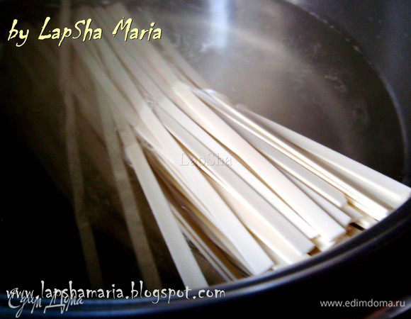 Параллельно отварим пшеничную лапшу в соленой воде с добавлением 1ст.л. масла, чтобы лапша не слипалась. У меня это заняло 8 минут.