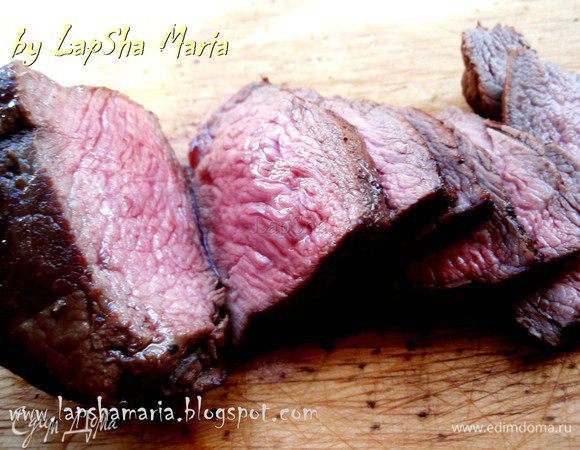 Мясо нарезаем на ломтики. Как видите, я предпочитаю MEDIUM RARE. Если вы тоже любите слабую прожарку, прежде чем готовить, убедитесь в качестве мяса. 