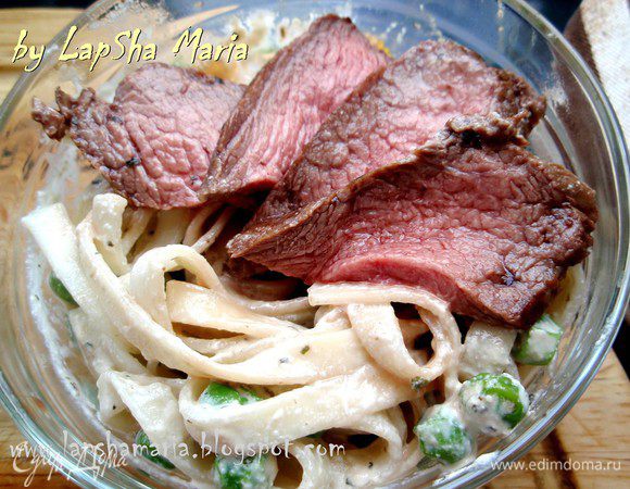 Лапшу смешиваем с соусом и подаем с говядиной. На мой взгляд, прекрасное сочетание. Очень вкусно, сытно и ароматно! Приятного аппетита! 