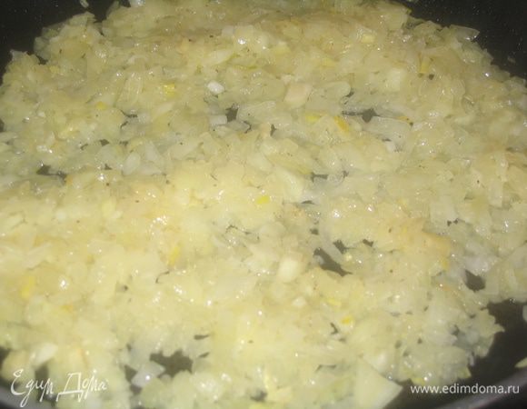 На сковороде разогреть смесь оливкового масла и топленного сливочного, добавить сахар и свежемолотый перец, лук мелко нарезать и пассировать до золотистого цвета