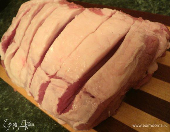 На куске мяса сделать продольные надрезы, но  не до конца.