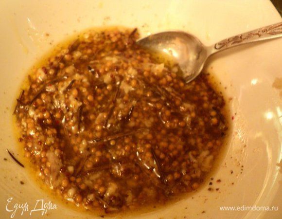 Подготовить специи для маринада.
Чеснок выдавить через чеснокодавку. В миске смешать оливковое масло, чеснок, перец, мускатный орех, розмарин, горчицу.
