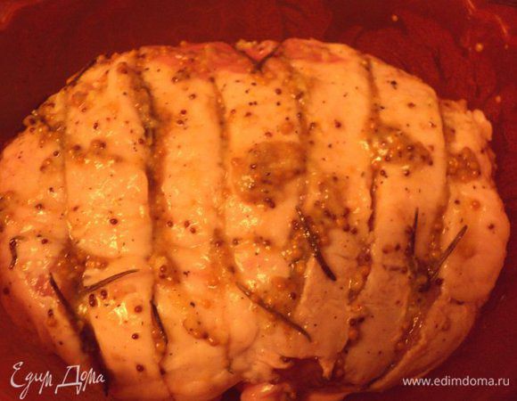 Мясо посолить и хорошо смазать маринадом со всех сторон и в разрезах.  Положить мясо в миску, накрыть пищевой пленкой и поставить в холодильник минимум на 3 часа ( я оставила на ночь).