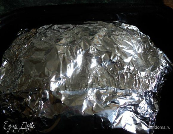 Обернуть мясо двумя слоями фольги, положить в форму для выпечки. Запекать в духовке при температуре 200 градусов 1час 15 мин. Затем фольгу сверху разрезать и зарумянить мясо в течении 15-20мин.