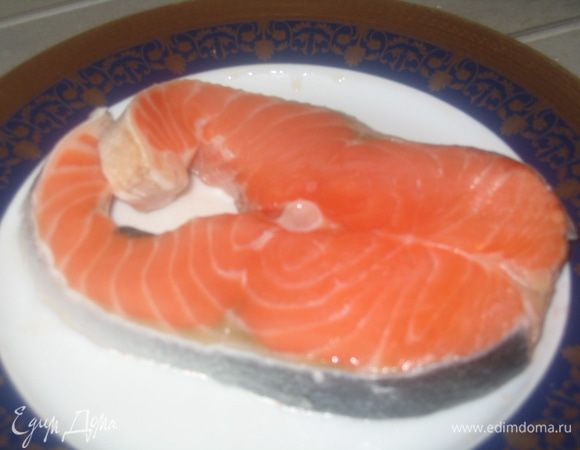 Подготовить рыбу: промыть, обсушить бумажным полотенцем (нужно два таких стейка)