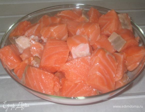 Освободить от косточек и кожи, нарезать на небольшие кусочки