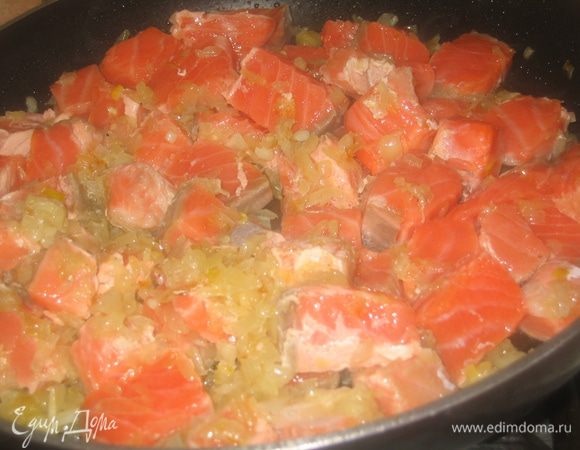 Добавить к пассированному луку рыбу и немного поджарить на больше среднего огне, не закрывая сковороду крышкой (минут 5)