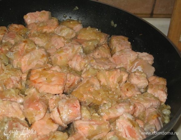 Влить белое сухое вино и потушить еще минут 10