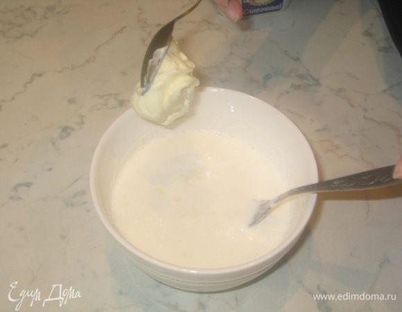 В это время готовим соус: в горячие сливки добавить плавленный сыр и натертый на терке твердый сыр (1/2 часть)...все хорошенько перемешать, чтобы сыр расплавился, посолить, поперчить