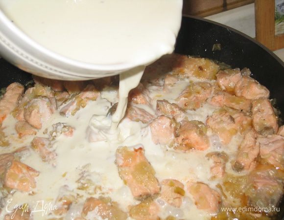 Влить соус в сковороду с рыбой, накрыть крышкой и потушить минут 5