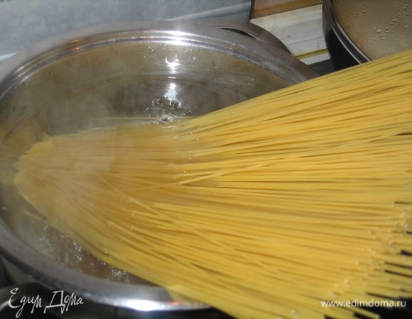 В это время отварить пасту в кипящей подсоленной воде