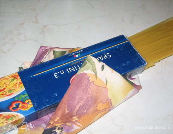 Итальянские спагетти № 3 следует отваривать 3 минуты, чтобы не разварились - до состояния "Al dente" (при этом на упаковке указано 5 минут). Если использовать другой вид пасты, при варке надо отнять 10% времени от того, которое указанно на упаковке 