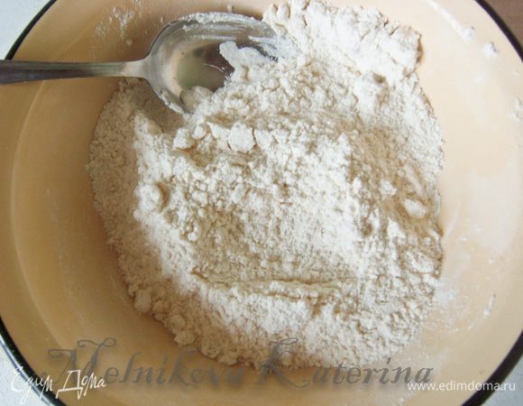 Для основы смешать сперва сухие ингредиенты: муку, сахар, рахрыхлитель.
