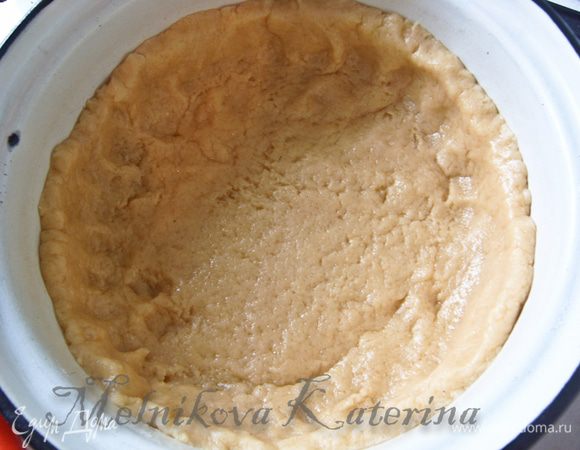 Форму для запекания смазать сливочным маслом. Раскатать тесто скалкой и выстелить дно и стенки тестом. 