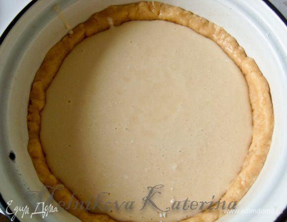 Творог растереть с сахаром, добавить яйца, молоко, ванильный сахар, все тщательно перемешать. Вылить творожную массу на тесто. 