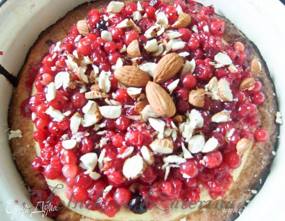 Отправить в духовку на 20 минут при 200 градусах (чтобы творожная масса "схватилась"). Затем вынуть пирог, выложить на него ягоды, рубленый миндаль. Отправить еще на 10 минут. 