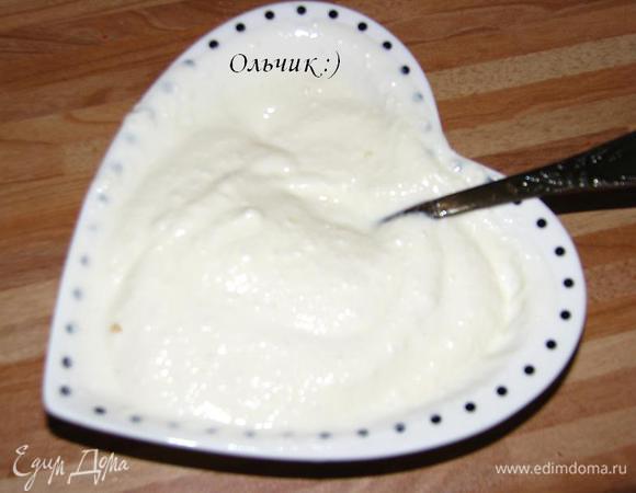 Смешиваем с йогуртом (тоже домашним без добавок и подсластителей).