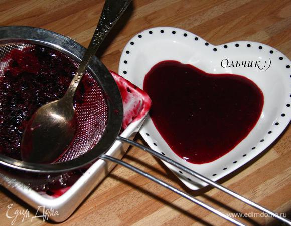 Смородину пюрируем погружным блендером, протираем через сито (остатки можно пустить на компотик).