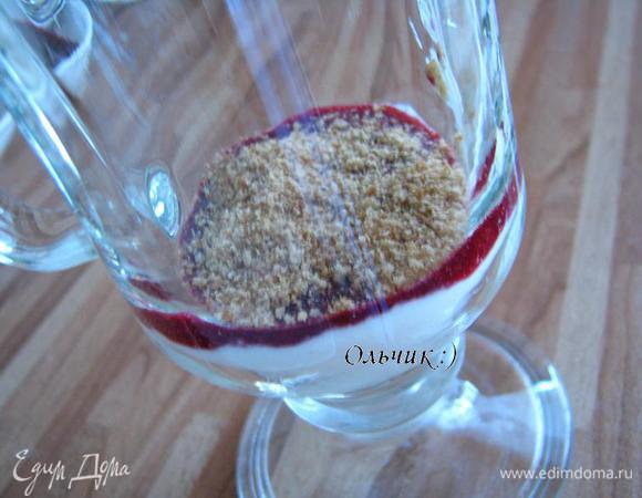 Собираем десерт. На дно бокала выкладываем слой йогурта, сверху слой черносмородинового пюре, посыпаем печеньем.