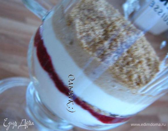 Опять слой йогурта, затем банановый слой и печенье.